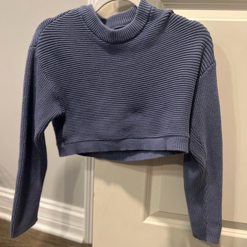 Pacsun basic comfy sweater! Rarely worn it’s thick and slightly cropped.
